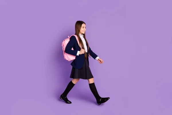 그녀의 외모에 대한 전체 길이의 윤곽그녀의 매력적 인 유쾌 한 내용의 학교에 돌아가는 학생 가을 가을에 고립 된 보라색 파스텔 색상 배경 — 스톡 사진