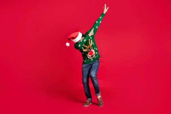 Full length body size view of his he nice atrakcyjne śmieszne młodzież facet noszenie Santa kapelusz taniec mając zabawy odpoczynek chill out clubbing odizolowany jasny żywy połysk żywy czerwony kolor tło — Zdjęcie stockowe