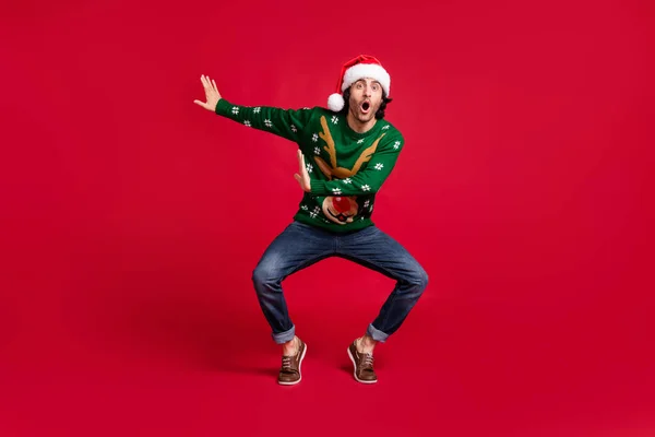Ganzkörpergröße Ansicht der attraktiven Comic kindisch froh fröhlich fröhlich lustig Jugend Kerl trägt Weihnachtsmütze tanzen Spaß Ruhe isoliert hell lebendigen Glanz lebendige rote Farbe Hintergrund — Stockfoto