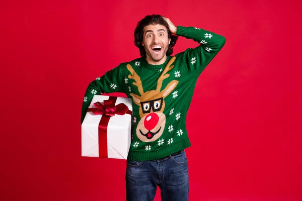 Retrato do seu ele agradável atraente feliz espantado alegre alegre cara segurando em mãos grande grande caixa de presente Eve Noel temporada tradição grande ocasião isolado brilhante brilhante brilhante cor vermelha fundo — Fotografia de Stock