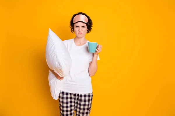 Porträt von ihr sie schöne attraktive schöne unzufriedene braune Haare Mädchen hält in den Händen weißes Kissen trinken warme Milch Ekel isoliert auf hellen lebendigen Glanz lebendigen gelben Farbhintergrund — Stockfoto