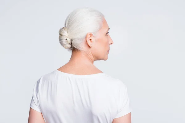 Bcak πίσω προφίλ πλευρά φωτογραφία της σοβαρής κυρίας κοιτάζοντας φορώντας t-shirt απομονώνονται σε λευκό φόντο — Φωτογραφία Αρχείου