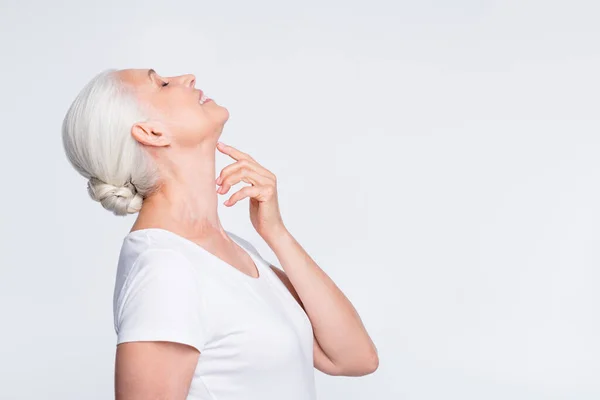 Portret van dromerige dame met gesloten ogen die haar nek raakt met vingers geïsoleerd over witte achtergrond — Stockfoto