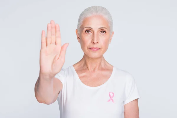 Retrato de mujer hosca tratar de detener el cáncer usando elegante camiseta aislada sobre fondo blanco — Foto de Stock