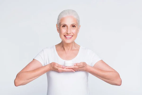 Retrato de senhora bonita segurando frasco de mão com gel vestindo elegante camiseta na moda isolado sobre fundo branco — Fotografia de Stock