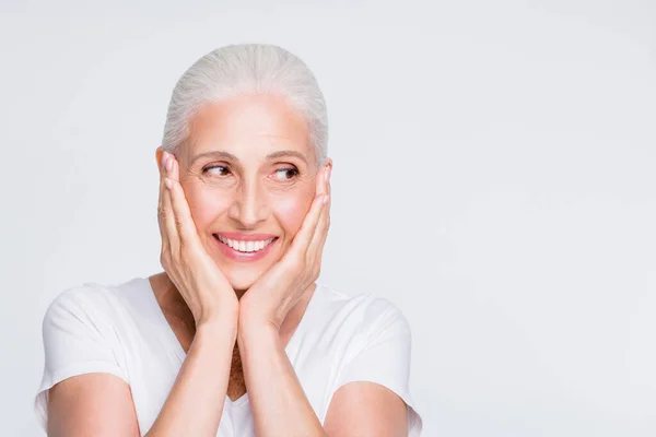 Primer plano retrato de ella ella bonita atractiva encantadora experimentada arreglada alegre alegre alegre tierna de pelo gris de mediana edad dama disfrutando de la vida aislada sobre fondo gris blanco claro — Foto de Stock