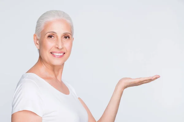 Retrato de cerca de ella ella atractiva alegre alegre alegre alegre contenido de pelo gris dama sosteniendo en venta de palma descuento aislado sobre fondo gris blanco claro —  Fotos de Stock