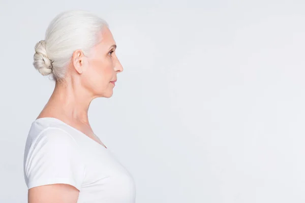 Profiel zijaanzicht portret van haar ze mooi ogende aantrekkelijke mooie inhoud gezonde glans grijs-harige middelbare leeftijd dame kopiëren ruimte geïsoleerd op licht witte grijze achtergrond — Stockfoto