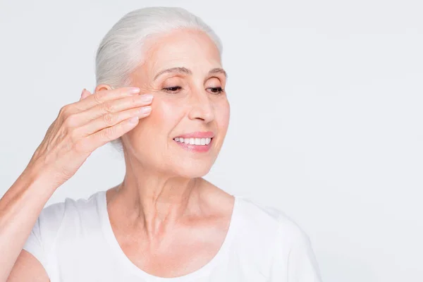 Retrato de cerca de ella ella atractiva atractiva encantadora alegre soñadora dama de pelo gris tocando suavizar perfecta piel suave complejo eficaz aislado sobre fondo pastel gris blanco claro —  Fotos de Stock