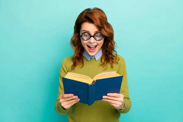 Primer plano retrato de bonito loco alegre infantil divertido alegre alegre asombrado ondulado de pelo chica leyendo interesante libro aislado brillante vivo brillo vibrante verde azulado color de fondo — Foto de Stock