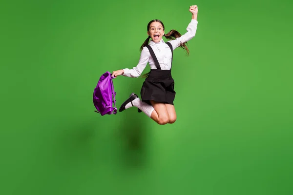 Foto retrato de menina louca pulando gritando aplaudindo vestindo meias uniforme escola preto e branco isolado no fundo de cor verde vívido — Fotografia de Stock