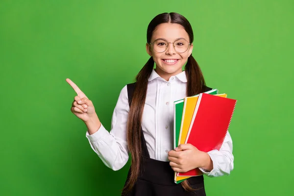 Foto porträtt av flicka peka finger åt copyspace isolerad på levande grön färgad bakgrund — Stockfoto