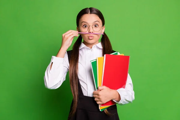 Foto de la encantadora señora bastante pequeña delante de la pizarra hold stack copybook funky look jugando hold pen mustachio puchted lips wear white shirt glasses isolated green color background — Foto de Stock