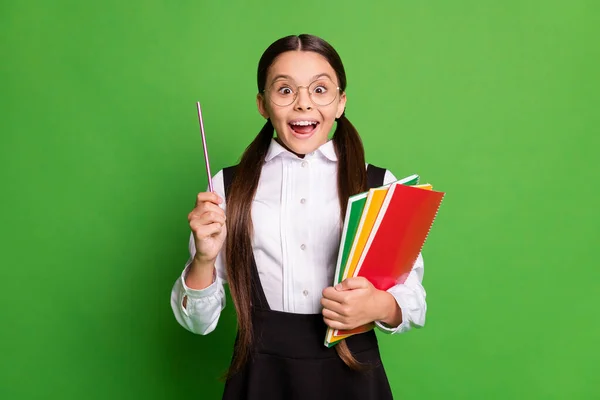 Foto retrato de estudante com boca aberta segurando cadernos isolados em fundo de cor verde vívido — Fotografia de Stock