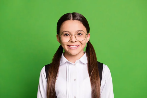 学校に戻る。黒板の前で美しいかなり小さな女性の写真最初の学校の日を準備教師のクラスメートを満たす制服白いシャツの眼鏡を着用隔離された緑の背景 — ストック写真