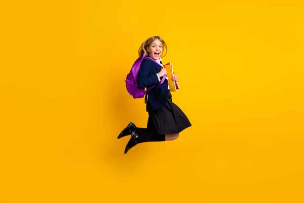 Comprimento total do corpo tamanho vista dela ela pequeno pouco alegre gênio diligente estudante saltando desfrutando de volta para aulas de aula isolado brilhante brilhante brilho vibrante cor amarela fundo — Fotografia de Stock