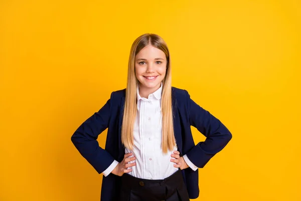 Retrato dela ela agradável atraente muito adorável moderno conteúdo alegre alegre de cabelos compridos mãos de menina em quadris isolados brilhante brilhante brilho vibrante cor amarela fundo — Fotografia de Stock