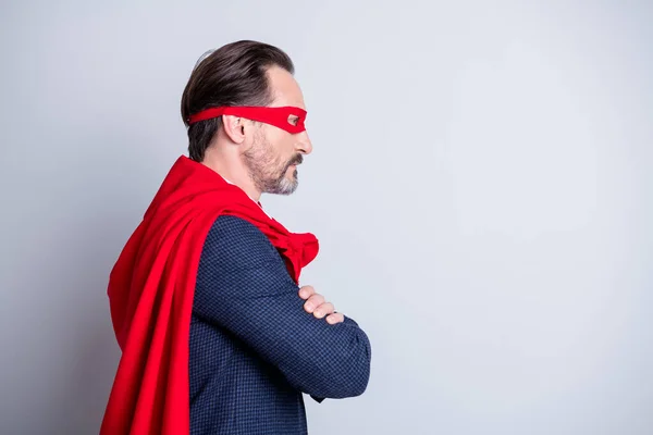 プロフィール写真の深刻な自信のある高齢者の成熟したビジネス男の腕を越え企業のパーティーテーマスーパーヒーロー衣装見て空のスペースウェア青スーツ赤顔マスククローク隔離されたグレーの背景 — ストック写真