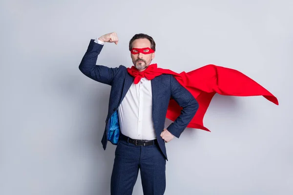 自信を持って勇気のプロの成熟したビジネス男企業のパーティースーパーヒーローの衣装キャラクターショー二足傲慢な摩耗青スーツ赤顔マスククローク隔離されたグレーの背景 — ストック写真