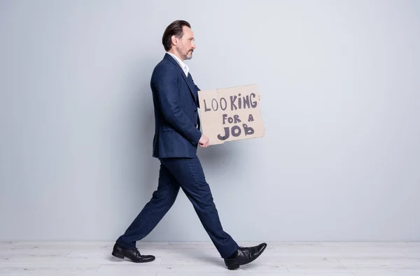 Full length profile photo of jobless leased aged mature guy man financial crisis crash lost job carry placard αγορά εργασίας επιχειρηματίας συνάντηση φθορά κοστούμι απομονωμένο γκρι φόντο — Φωτογραφία Αρχείου