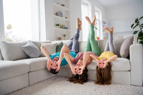 미친 3 명의 어린 아이 엄마 아빠가 편안 한 소파에 거꾸로 앉아 있는 사진 . 실내에서는 괜찮은 간판 안경이 웃기게 보인다. — 스톡 사진