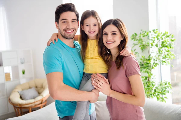 Foto di idilliaco tre persone mamma papà portare piccolo bambino figlia godere di dolce legame emozioni abbraccio in casa al chiuso — Foto Stock