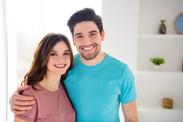Foto de encantador encantador casal homem mulher abraço abraço desfrutar de tempo livre desgaste t-shirt em casa dentro de casa — Fotografia de Stock