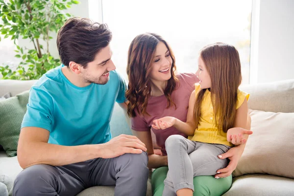 Foto de idílico retrato de la familia padre madre niña tienen comunicación decir noticias sentarse sofá en casa en el interior — Foto de Stock