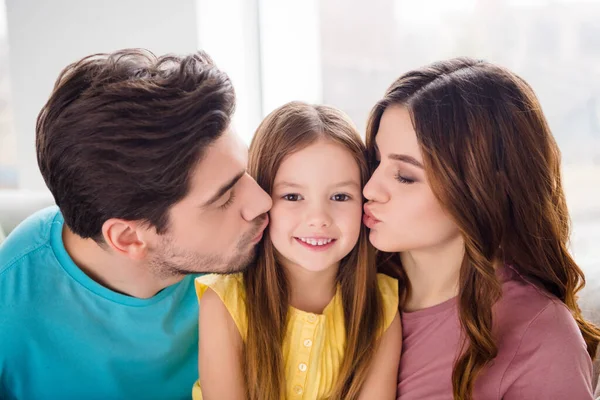Close up foto di idilliaca famiglia ritratto amorevole madre padre bacio bambina in casa al chiuso — Foto Stock