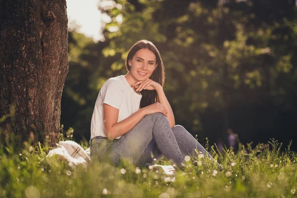 Retrato dela ela agradável atraente linda menina alegre agradável desfrutar de passar o tempo livre ar fresco sentado no gramado cobertor véu edredão tampa tranquilo sereno lugar jardim — Fotografia de Stock