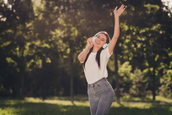 Portrét jí ona hezká atraktivní krásná krásná snová veselá dívka meloman těší trávení volného času zábava poslech hit píseň single stereo zvuk čerstvý vzduch tanec baví — Stock fotografie