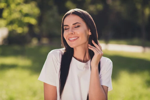 她的近照她漂亮迷人迷人迷人迷人迷人迷人的梦游欢快的女孩享受生活宁静祥和的氛围白日梦九月温暖的户外天气 — 图库照片