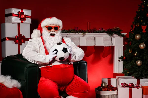Crazy white grey hair santa claus hold soccer ball have christmas immergrün tree x-mas decoration isoliert hell shine color hintergrund — Stockfoto