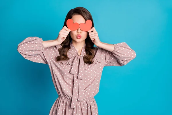 Retrato de sonho bonito adorável amor menina segurar pequeno vermelho papel cartão coração fechar tampa olhos enviar ar beijo desgaste bom olhar roupas isoladas sobre azul cor fundo — Fotografia de Stock