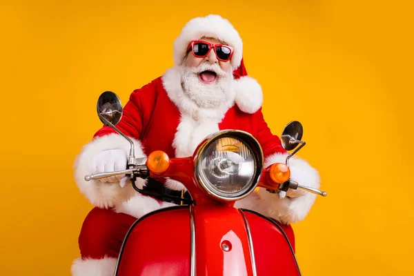 Porträtt av hans han trevlig rolig glad glad glad glad cool hipster Santa ridning moped snabb hastighet resa väg väg resa har kul fritid isolerad ljus levande glans levande gul färg bakgrund — Stockfoto