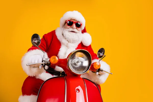 Porträtt av hans han trevlig rolig glad glad glad cool säker hipster Santa ridning moped snabb hastighet vinter December försäljning resa väg resa isolerad ljus levande glans levande gul färg bakgrund — Stockfoto