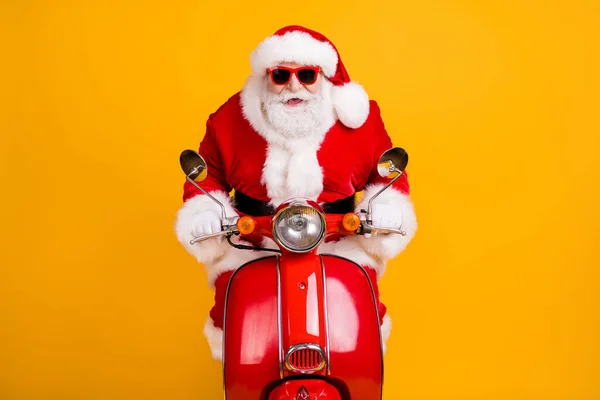 Portré az ő szép vicces vidám fókuszált Mikulás lovaglás moped gyors sebesség tél December Eve Noel eladó kedvezmény elszigetelt fényes élénk ragyogás élénk sárga szín háttér — Stock Fotó