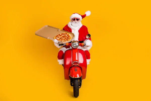 Portret van hem hij leuk grappig Kerstman paardrijden brommer leveren pizza maaltijd lunch fast speed catering service verkoop korting geïsoleerde helder levendige glans levendige gele kleur achtergrond — Stockfoto