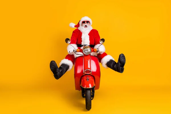 Portret van hem hij leuk grappig verbaasd verbijsterd kinderachtig komisch gek Kerstman paardrijden bromfiets met plezier gek snelle verkoop korting geïsoleerd helder levendig glans levendig geel kleur achtergrond — Stockfoto