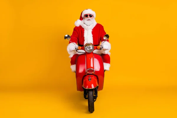 Portret jego ładny zabawny tłuszcz pewny Santa St Nicholas jazdy motocykl podróży sposób sprzedaży zima rabat gratulacje odizolowane jasny żywy połysk żywy żółty kolor tło — Zdjęcie stockowe