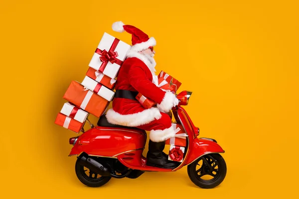 Profiel side view of his he nice funny white-haired Santa St Nicholas rijden bromfiets haast up rush brengen stapel stapel geschenken December geïsoleerde heldere levendige glans levendige gele kleur achtergrond — Stockfoto