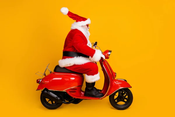 Profiel side view of his he nice funny fat thick white-haired Santa riding motor bike fast speed haast up rush winkelen verkoop hoed bal vliegen geïsoleerd helder levendig glans levendige gele kleur achtergrond — Stockfoto