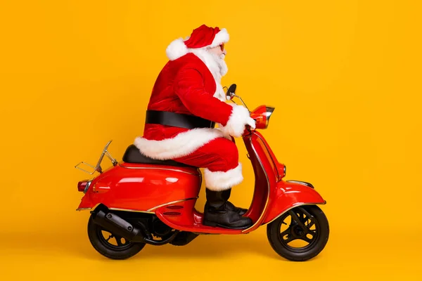 Şişko, şişman, şişman, beyaz saçlı, motosiklet süren Noel Baba 'nın profil yan görüntüsü. Acele et, alışveriş indirimi. Parlak, parlak, parlak, parlak, sarı arka plan. — Stok fotoğraf