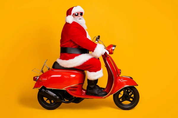 Profiel side view of his he nice funny hipster white-haired Santa riding motor weg weg bestemming reis rout Eve Noel geïsoleerde heldere levendige glans levendige gele kleur achtergrond — Stockfoto