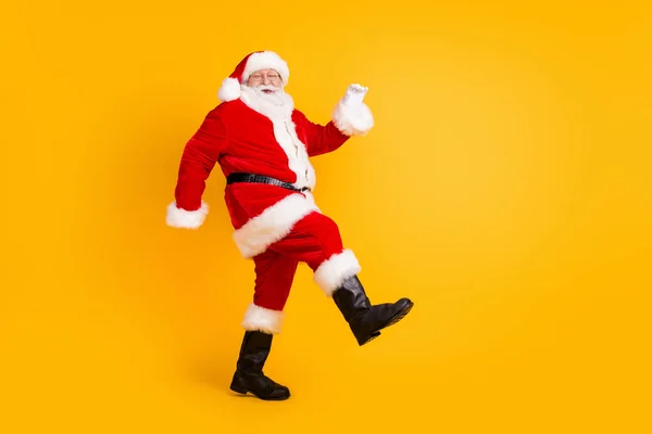 Uzun boylu, neşeli, neşeli, neşeli, beyaz saçlı Noel Baba St Nicholas yürüyüşü eğlenceli, izole, parlak, parlak, parlak, parlak, sarı arka planı. — Stok fotoğraf