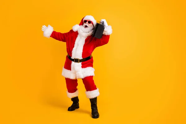 Full längd kroppsstorlek bild av hans han trevlig rolig glad glad glad vithårig Santa dj mc DJ DJ bär boombox dans har kul isolerad ljus levande glans levande gul färg bakgrund — Stockfoto
