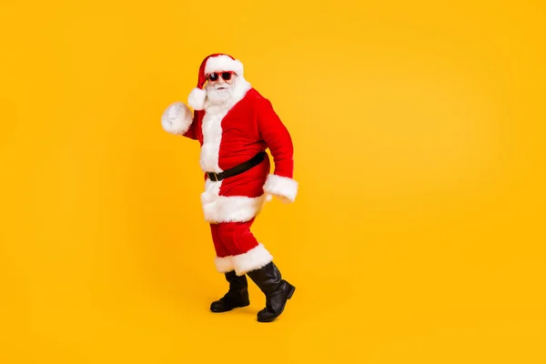 Volledige lichaamsomvang uitzicht op zijn hij leuk grappig vrolijk vrolijk vet wit haar Santa St Nicholas dansen plezier Eve Noel traditie geïsoleerd helder levendig glans levendige gele kleur achtergrond — Stockfoto