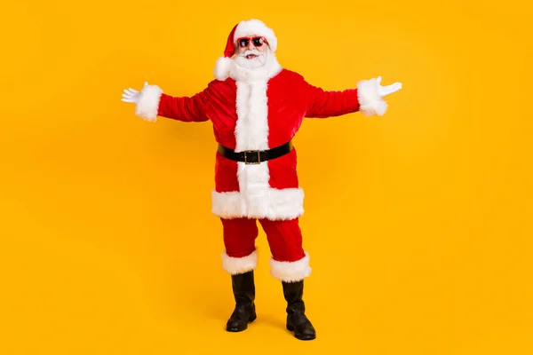 Comprimento total do corpo tamanho vista do seu ele agradável engraçado alegre alegre positivo de cabelos brancos Papai Noel enganando ter diversão resto frio sorrindo isolado brilhante vívido brilho vibrante cor amarela fundo — Fotografia de Stock