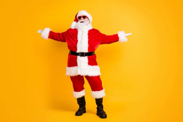 Полноразмерный вид на его тело, он красивый веселый веселый веселый радостный беловолосый Санта, танцующий весело отдыхая чилл-аут вечеринка изолирована яркий яркий блеск яркого желтого цвета фон — стоковое фото