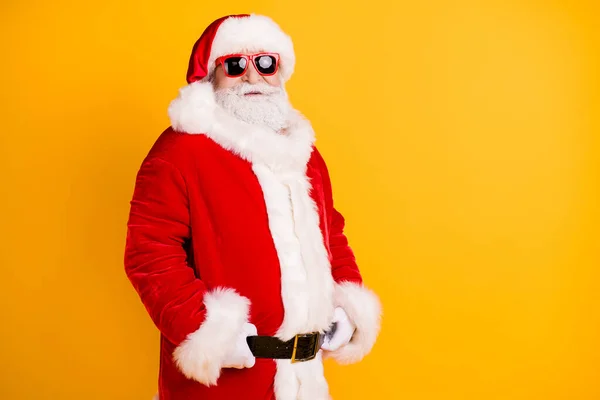 Komik, kendine güvenen, ciddi, beyaz saçlı Noel Baba 'nın portresi. Kışın kalın, pofuduk kıyafetler giyiyor. Parlak, parlak, parlak, parlak, sarı bir arka plan. — Stok fotoğraf